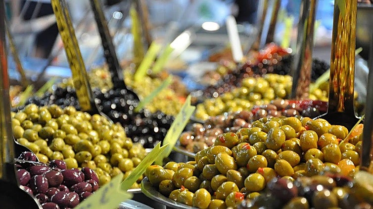Este pueblo de Sevilla celebra un concurso de aceitunas aliñadas para encontrar la mejor de la provincia: así puedes participar