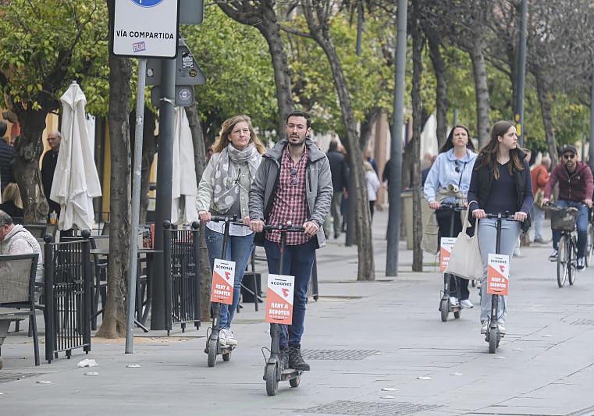 Patinetes por la calle San Fernando de Sevilla