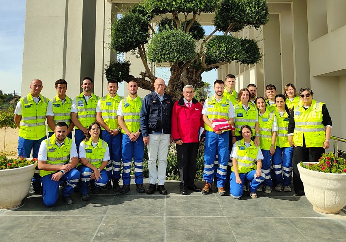 Los profesionales sanitarios que ayudarán en Jamaica, junto a José Antonio Trujillo, director general de SAMU, y Carlos Álvarez, fundador de SAMU y presidente de honor