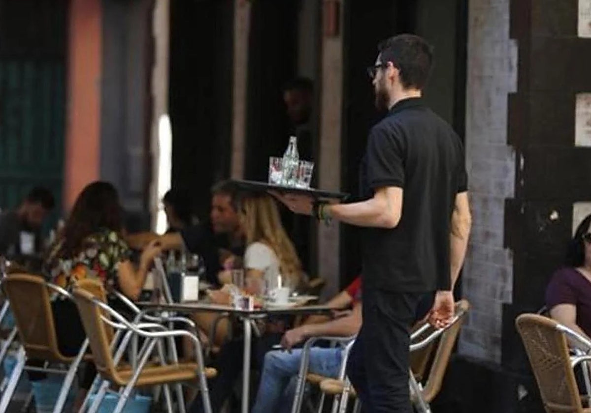 Un camarero atiende una terraza