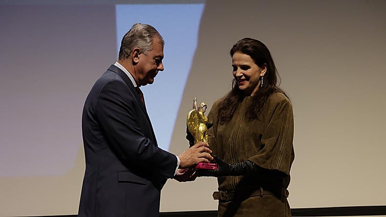 Juliette Binoche recibe el Giraldillo de Honor del Festival de Cine Europeo entre multitudes