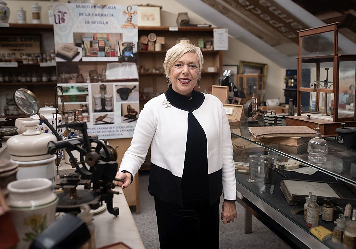 Carmen Vargas posa en el Museo de la Facultad de Farmacia