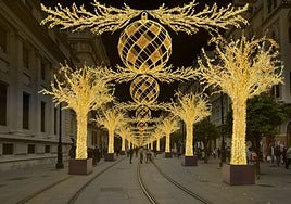 Árboles de 7,5 metros de altura iluminarán la avenida de la Constitución de Sevilla esta Navidad