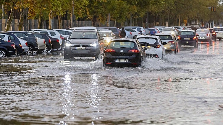 Rescatan a varios pasajeros de vehículos atrapados por inundaciones en Castilblanco de los Arroyos