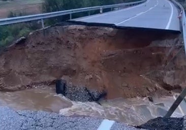 El temporal de lluvia provoca el colapso de la A-433 a la altura de El Castillo de las Guardas