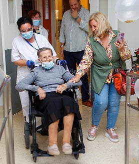 Imagen secundaria 2 - Arriba, Josefa recibe el beso de una de sus hijas levantando una copa de champán; abajo, a la izquierda, José Francisco en la clínica antes de ser homenajeado