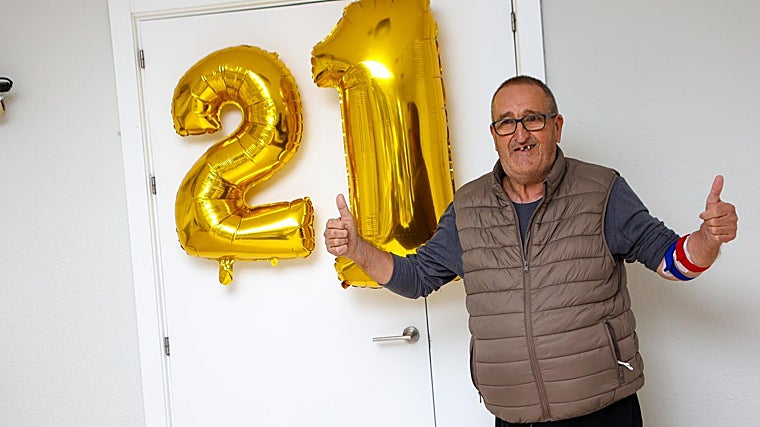 José Francisco sube los pulgares con sus globos por la diálisis, vital para sobrevivir estos 21 años