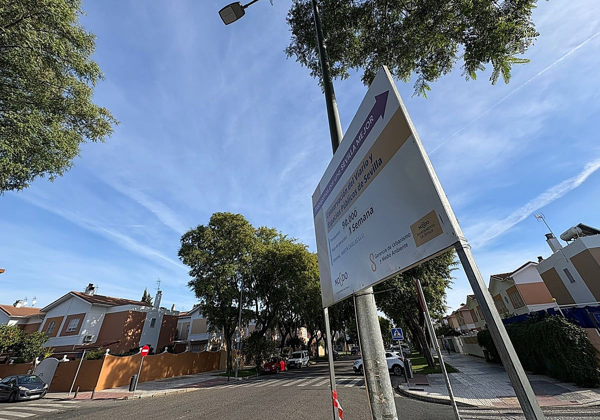 Cartel que anuncia la renovación del pavimento de la calle Ulises