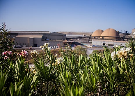 Imagen secundaria 1 - Arriba, un trabajador maneja las máquinas que se encuentran a cientos de kilómetros bajo tierra. Abajo a la izquierda, vista de las instalaciones de Sandfire Matsa y a la derecha, detalle del mando con el que se mueve la maquinaria pesada.