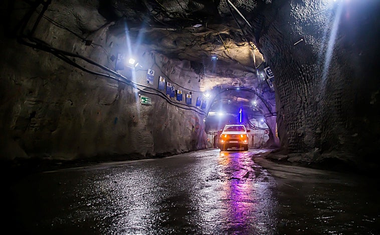Imagen principal - Diferentes vistas de los túneles de la mina subterránea de Aguas Teñidas de Sandfire Matsa. Para acceder a ellas hay que bajar en un vehículo, aunque los humanos, ataviados con cascos, linternas y botas también pueden caminar por determinadas galerías que están delimitadas. 