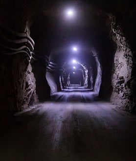 Imagen secundaria 2 - Diferentes vistas de los túneles de la mina subterránea de Aguas Teñidas de Sandfire Matsa. Para acceder a ellas hay que bajar en un vehículo, aunque los humanos, ataviados con cascos, linternas y botas también pueden caminar por determinadas galerías que están delimitadas. 