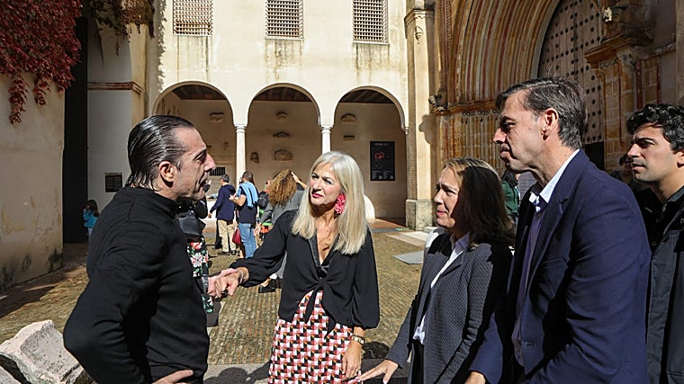 La consejera de Cultura, Patricia del Pozo, junto al bailaor Andrés Marín, la viceconsejera Macarena O'Neill, el director del IAF, Cristóbal Ortega y el director de la Bienal de Flamenco, Luis Ybarra
