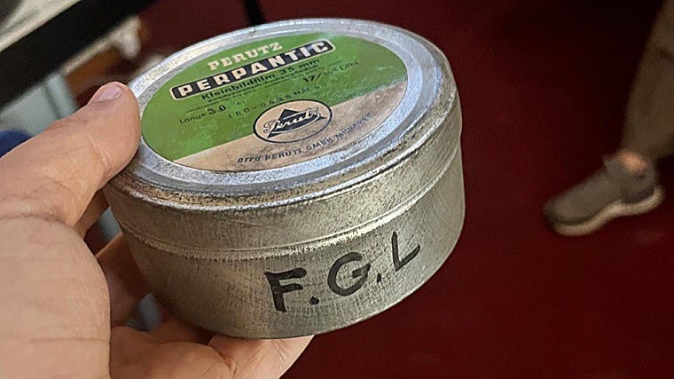 La lata con las iniciales F. G. L.