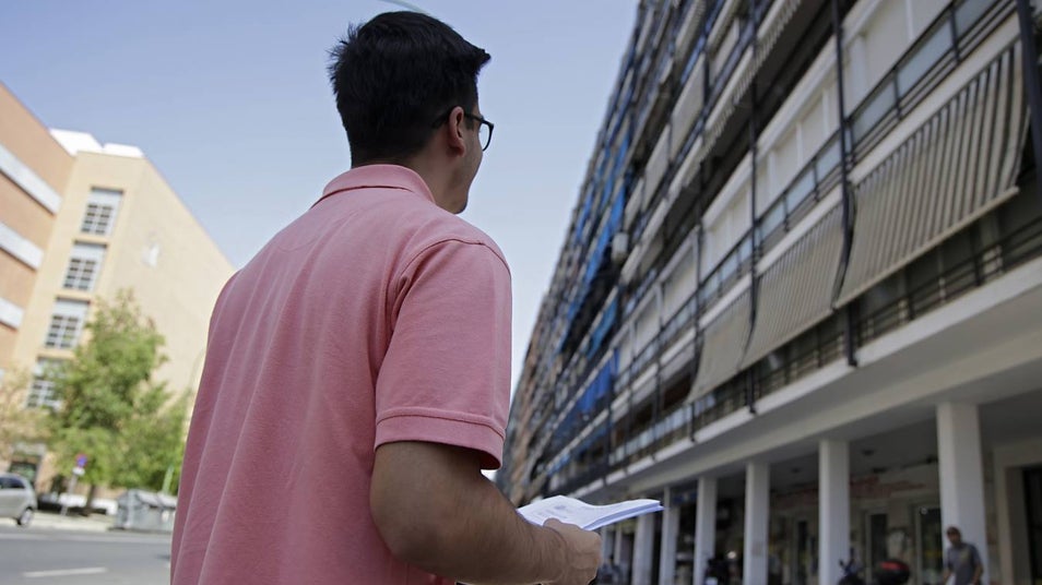 Una pareja joven tarda casi 10 años en ahorrar para la entrada de una vivienda en Sevilla