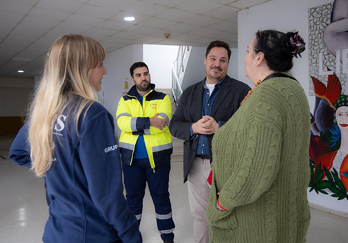 El delegado de Derechos Sociales, José Luis García con trabajadores