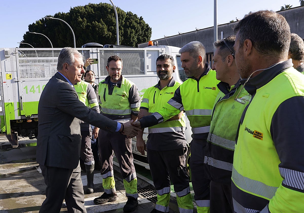 El alcalde de Sevilla, José Luis Sanz, junto a varios trabajadores de Lipasam