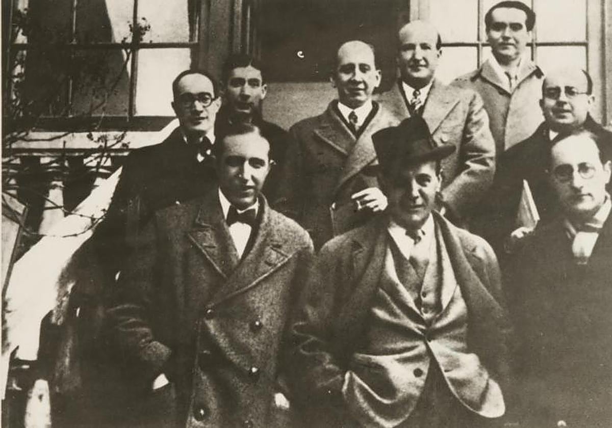 En primer término: Pedro Salinas, Ignacio Sánchez Mejías y Jorge Guillén; detrás Antonio Marichalar, José Bergamín, Corpus Barga, Vicente Aleixandre, Federico García Lorca y Dámaso Alonso