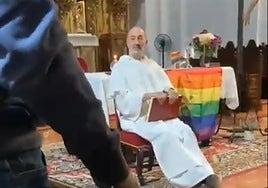 Polémica por el uso de una bandera gay en la mesa de altar de una iglesia de Sevilla