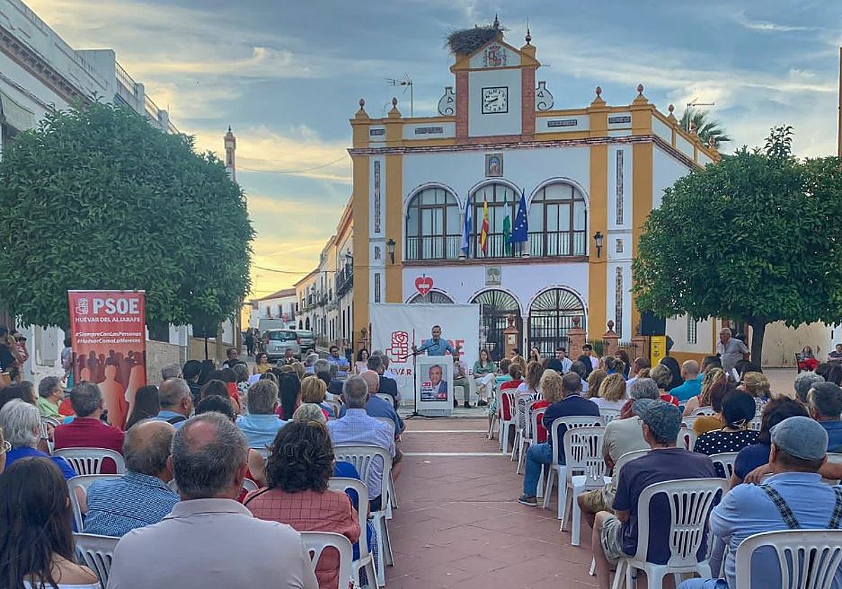 El último candidato a la alcaldía del PSOE por Huévar, Ignacio Rosado, en un mitin de 2023