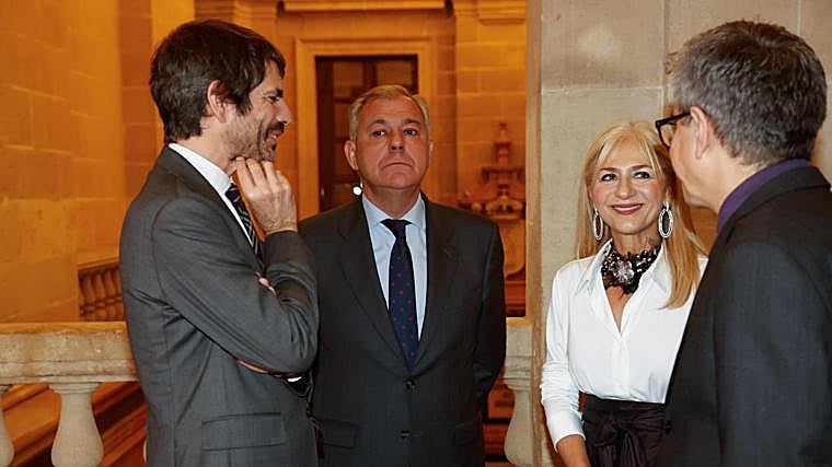 Ernest Urtasun, José Luis Sanz y Patricia del Pozo, en la cena de las medallas de las Bellas Artes que se entregaron el año pasado en Sevilla