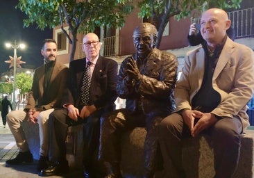 De izqda. a dcha., el autor de la obra, el presidente de la Peña Juan Talega, la escultura a Juan Talega y el alcalde