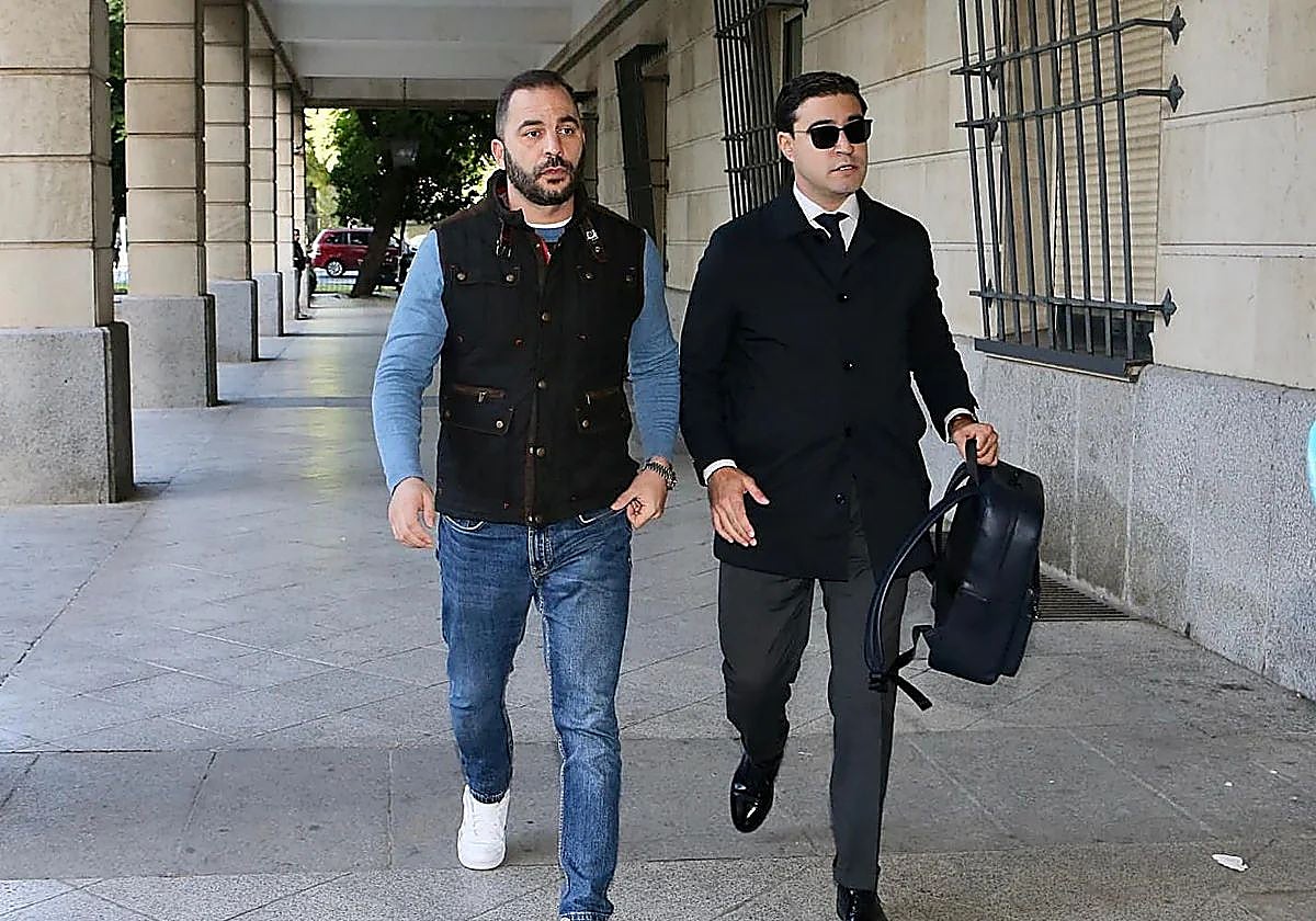 Tejado en los juzgados del Prado para recoger la notificación de la apertura de juicio