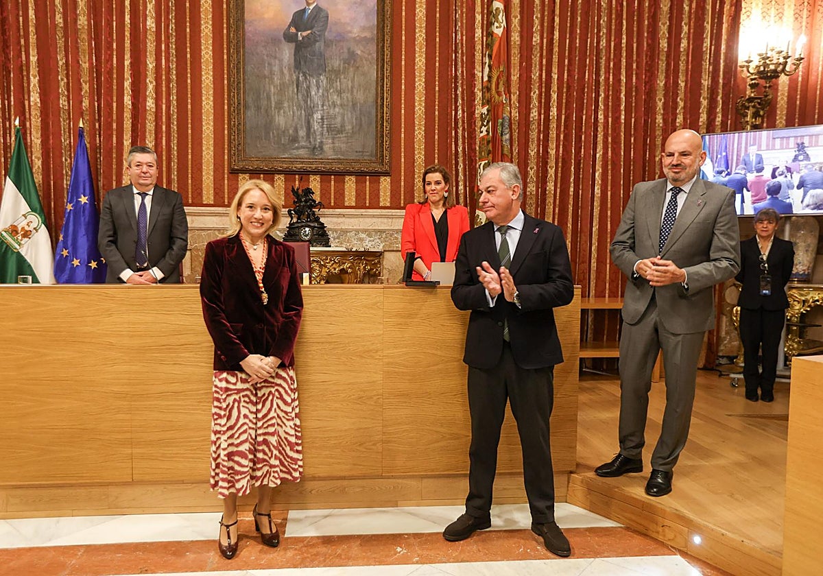 Carmen Tena siendo aplaudida por José Luis Sanz