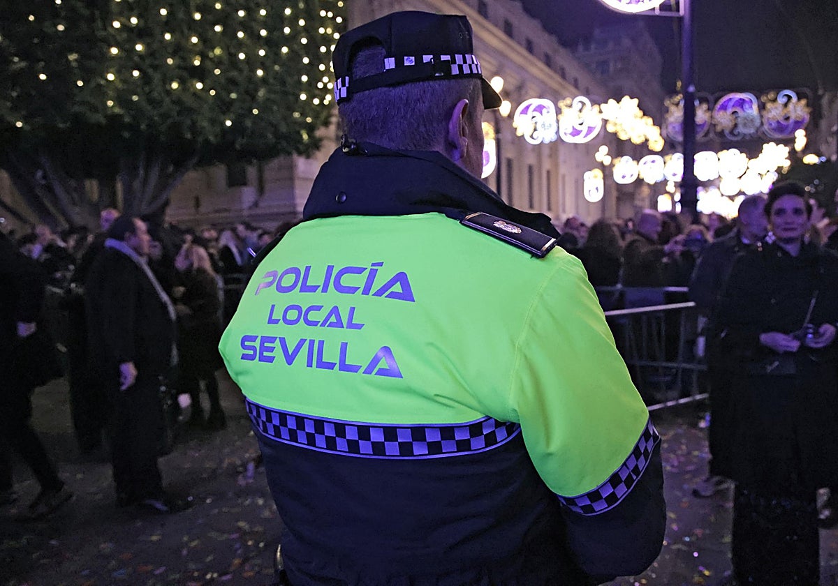 Un Policía Local de Sevilla durante uno de los eventos navideños en la ciudad
