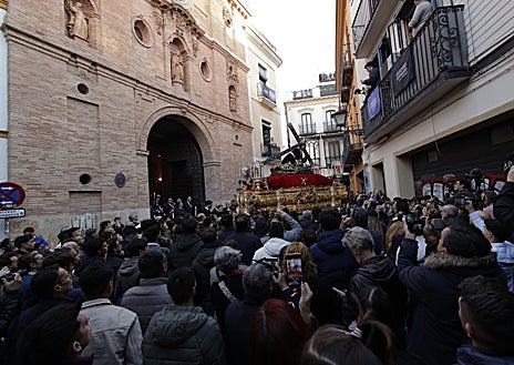 Imagem Secundária 1. Acima: Nosso Doloroso Pai Jesus deixa São Isidoro; abaixo, à esquerda, na saída da igreja do Bom Suceso; à direita, diretamente em frente à Grande Potência