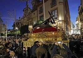 Así se desaforó el entorno de Cuna y Orfila al paso de la hermandad de las Penas