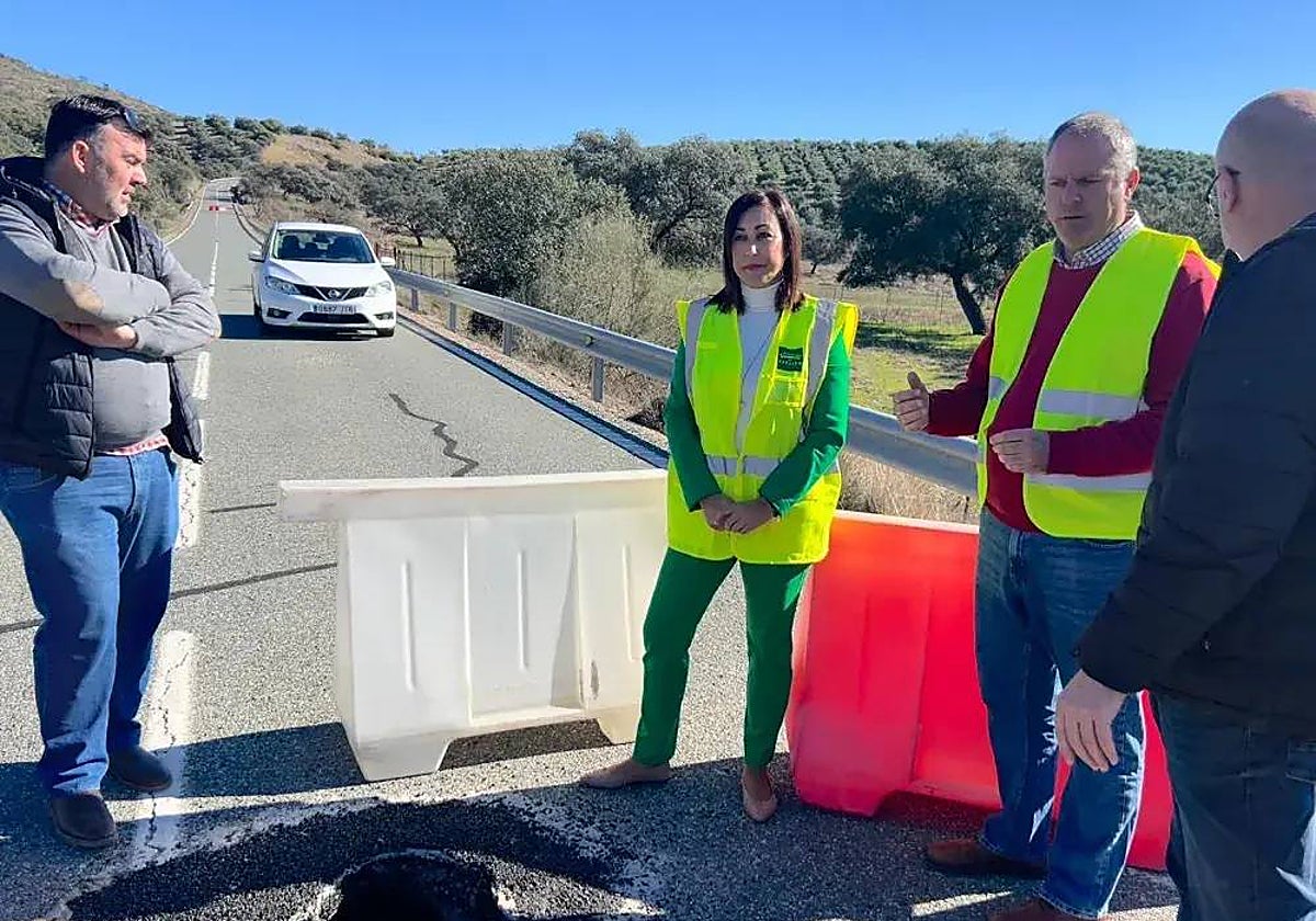 María Teresa Jiménez junto al alcalde José María Rodríguez visitando las obras en la carretera