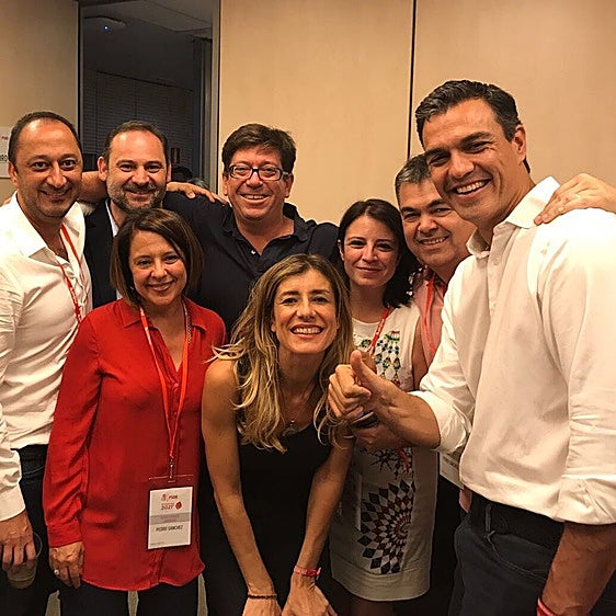 Salazar, con gafas, rodeado por Gómez de Celis, Ábalos, Lastra, Santos Cerdán, Hernánz Costa, Begoña Gómez y Sánchez, en una imagen de la campaña de las primarias del PSOE de 2017