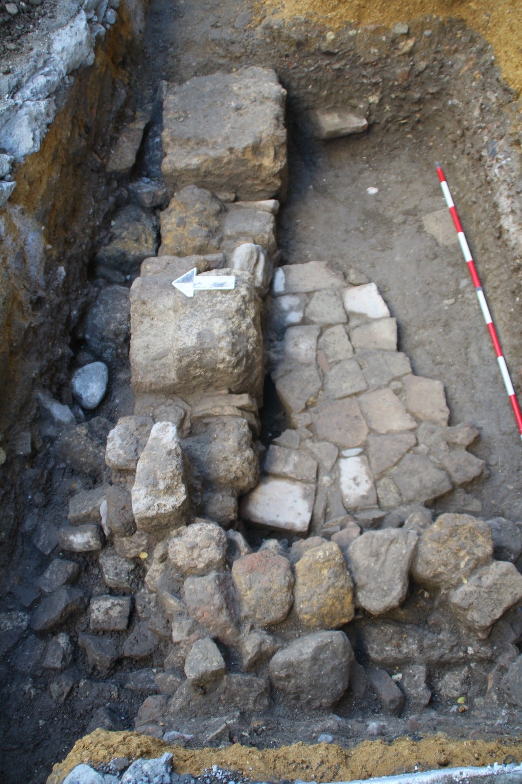 Trabajos de excavación de los nuevos restos arqueológicos en la calle Martín Villa de Sevilla, en imágenes