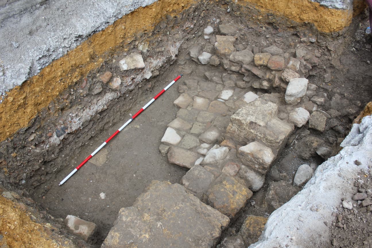 Trabajos de excavación de los nuevos restos arqueológicos en la calle Martín Villa de Sevilla, en imágenes