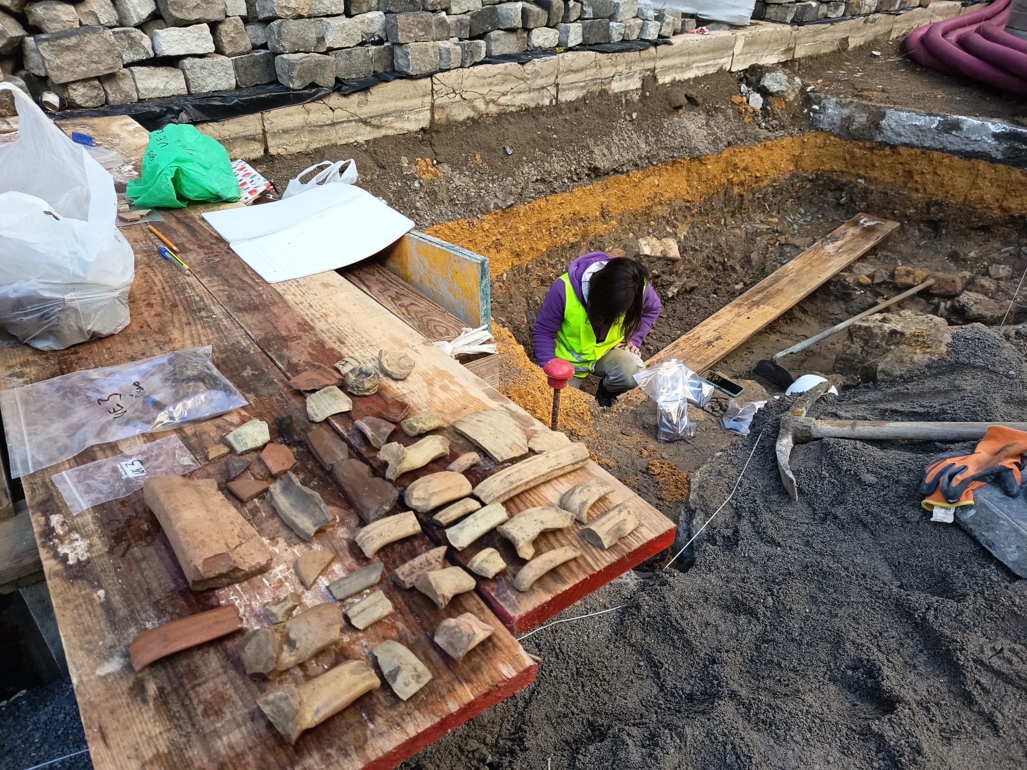 Trabajos de excavación de los nuevos restos arqueológicos en la calle Martín Villa de Sevilla, en imágenes