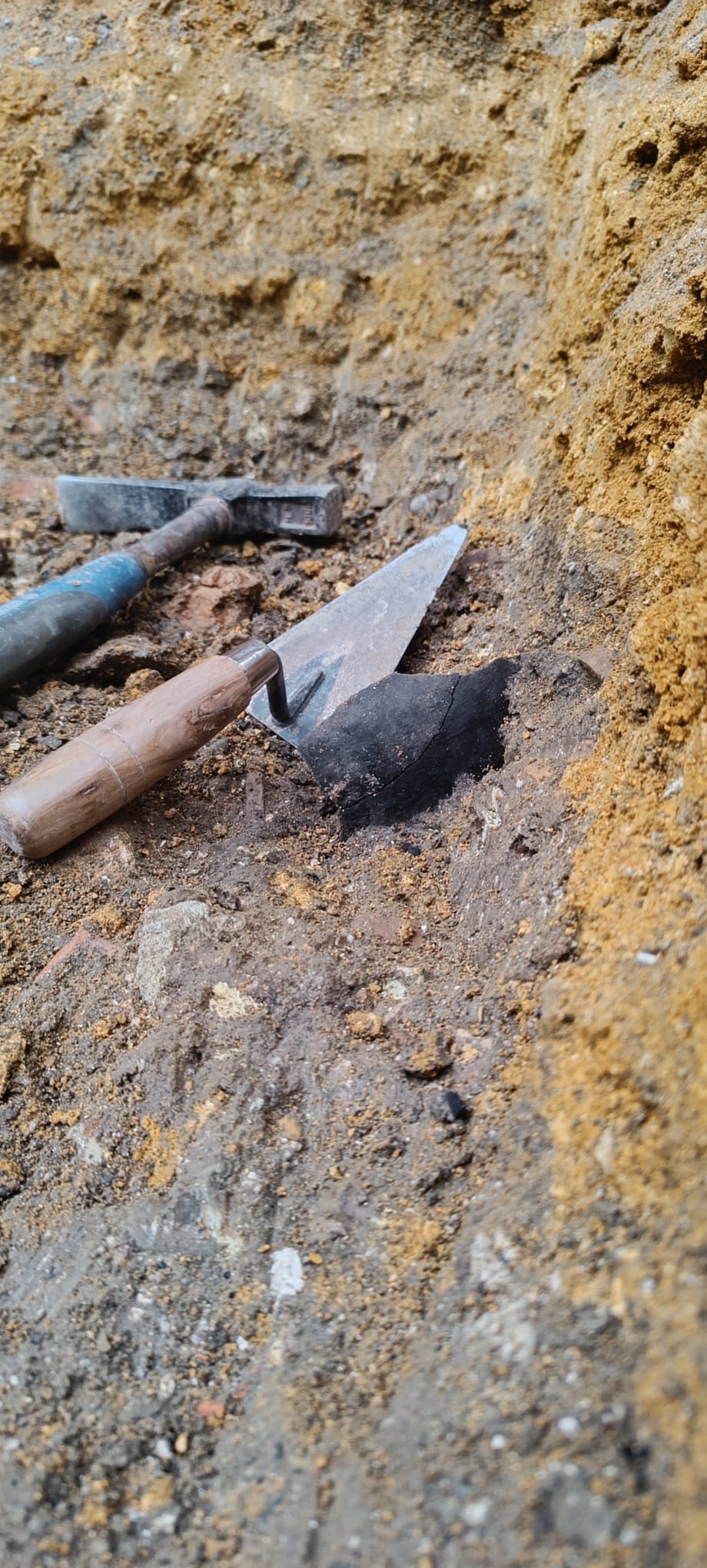 Trabajos de excavación de los nuevos restos arqueológicos en la calle Martín Villa de Sevilla, en imágenes