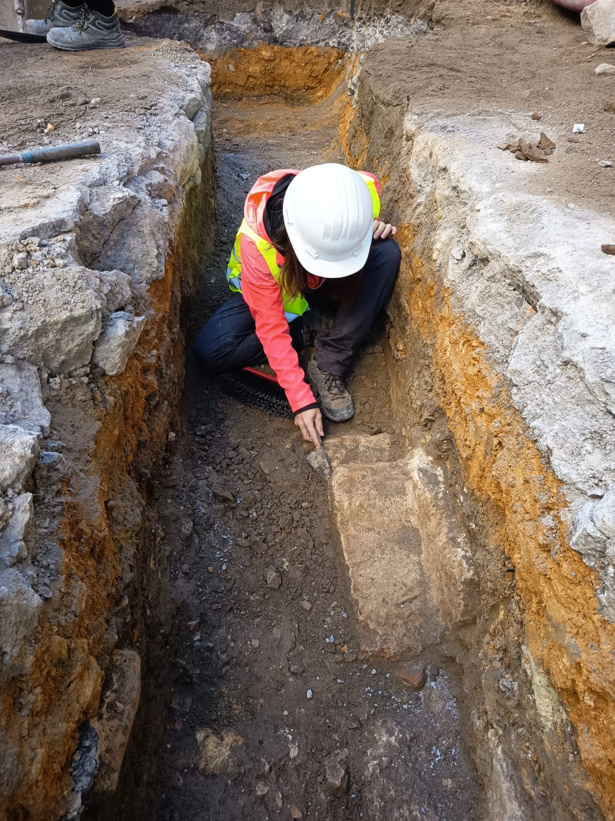 Trabajos de excavación de los nuevos restos arqueológicos en la calle Martín Villa de Sevilla, en imágenes