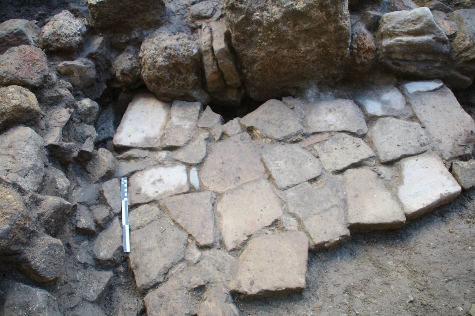 Trabajos de excavación de los nuevos restos arqueológicos en la calle Martín Villa de Sevilla, en imágenes