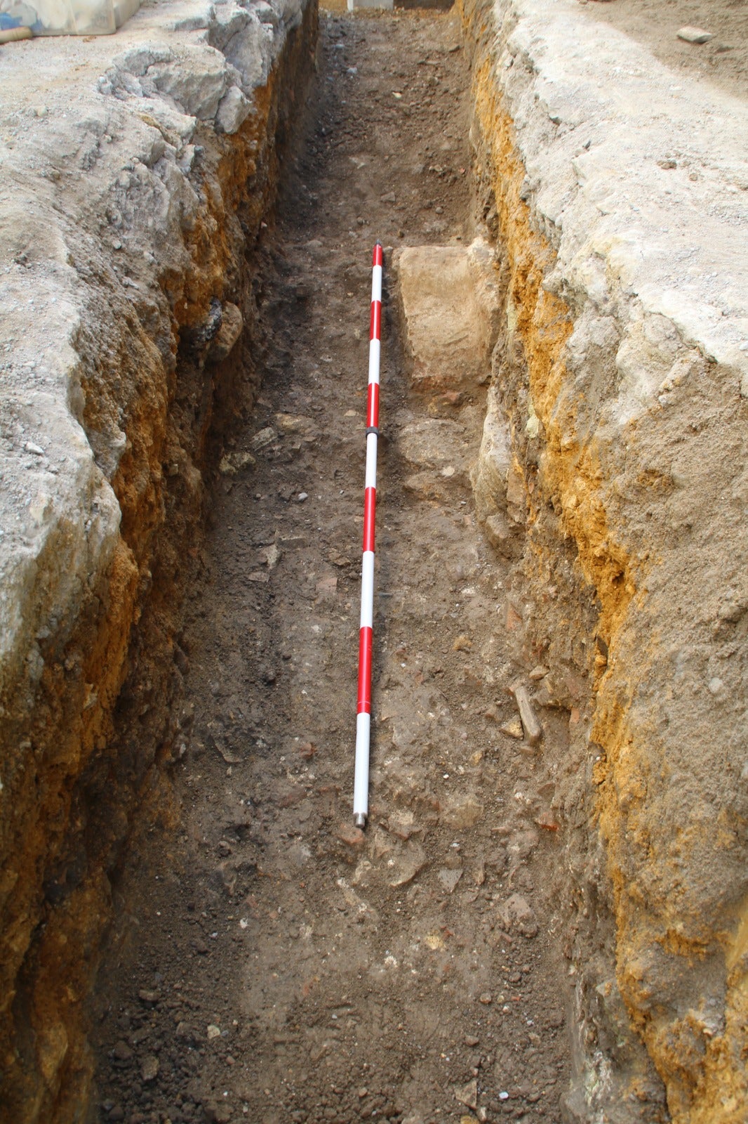 Trabajos de excavación de los nuevos restos arqueológicos en la calle Martín Villa de Sevilla, en imágenes