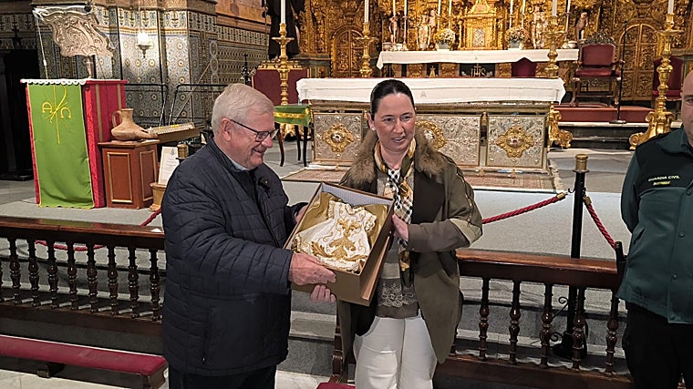 Joaquín Reina y Elisabeth Alé, con el traje del Niño Jesús de la Virgen de Consolación que fue robado el domingo 23 de noviembre