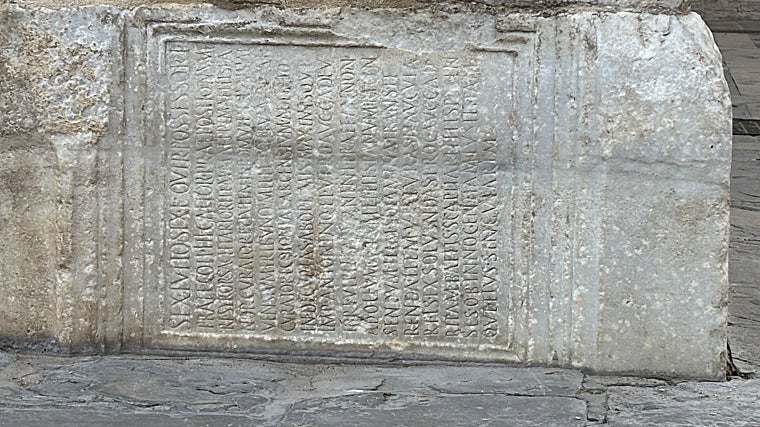 Pedestal de Sextus Iulio Possesor en la base occidental de la Giralda