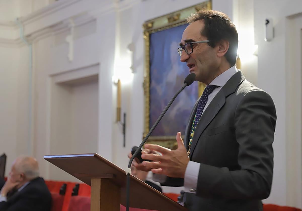 Benedicto Crespo durante su intervención en la Real Academia de Medicina y Cirugía de Sevilla