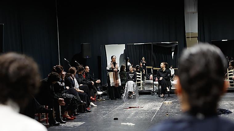 Dancers listen to Eva Yibabuena's explanation before starting the first part of the master class