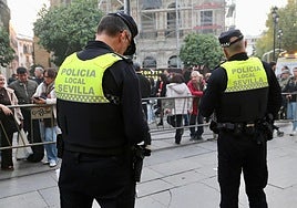 Boicot de la Policía Local al plan de Navidad de Sevilla: sólo una treintena de los 150 agentes previstos acude al turno del alumbrado