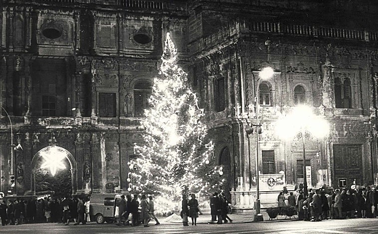 Imagen principal - Estampas de la iluminación de los años sesenta y setenta en Sevilla