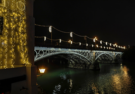 Luces de Navidad en Sevilla hoy: a qué hora se encienden, dónde están las calles iluminadas y árboles