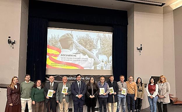 The mayor, center with parliamentarian Dolores Bautista, part of the municipal corporation, and the makers and protagonists of the documentary