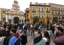 Largas colas en la basílica para votar en las elecciones de la Macarena