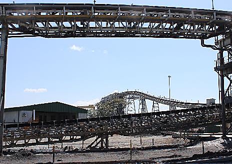 Imagen secundaria 1 - Arriba, una de las cortas de Kalumbila. Abajo, varias imágenes de la cinta transportadora de minerales. El recurso se reduce en la propia explotación y cuando ya se encuentra del tamaño de una pelota de baloncesto es cuando se desplaza a la planta. 
