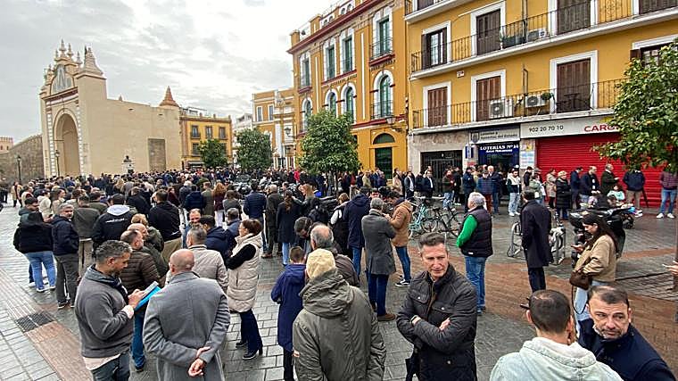 Largas colas en la basílica para votar en las elecciones de la Macarena